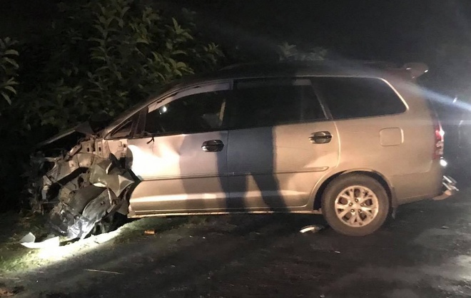 Ô tô Toyota Innova tông 4 xe máy, 9 người bị thương - Ảnh 1