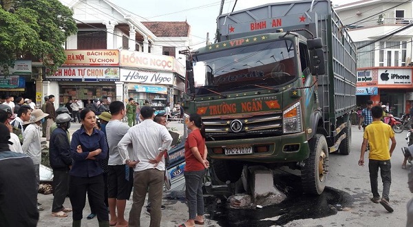 Nghệ An: Va chạm giữa 2 xe tải, 1 tài xế tử vong - Ảnh 4