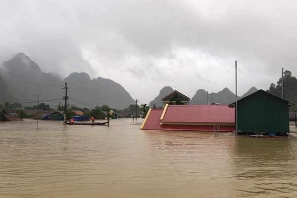 Quảng Bình: Mưa lớn kéo dài, hàng trăm nhà dân bị nhấn chìm trong nước - Ảnh 1