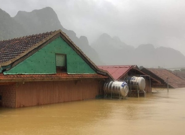 Quảng Bình: Mưa lớn kéo dài, hàng trăm nhà dân bị nhấn chìm trong nước - Ảnh 3