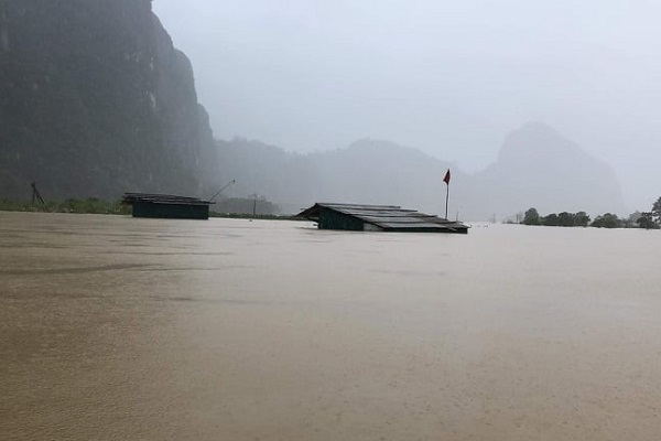 Quảng Bình: Mưa lớn kéo dài, hàng trăm nhà dân bị nhấn chìm trong nước - Ảnh 4
