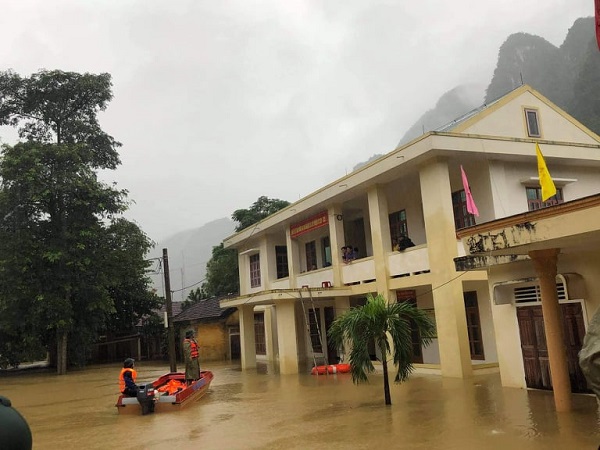 Quảng Bình: Mưa lớn kéo dài, hàng trăm nhà dân bị nhấn chìm trong nước - Ảnh 7
