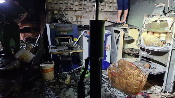 Vụ cháy kho sơn trong đêm ở Hà Tĩnh thiệt hại khoảng 4 tỷ đồng - Ảnh 3