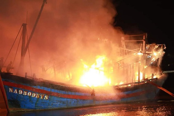 Nghệ An: Đang neo đậu tại cảng Lạch Quèn, 4 tàu cá bốc cháy dữ dội - Ảnh 1