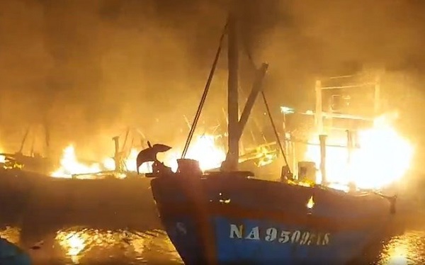 Vụ cháy 4 tàu cá ở Nghệ An, ngư dân lâm vào cảnh trắng tay - Ảnh 1