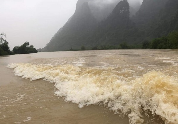 Quảng Bình: Mưa lớn kéo dài, hàng trăm nhà dân bị nhấn chìm trong nước - Ảnh 2