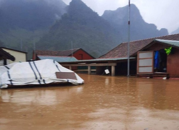 Quảng Bình: Mưa lớn kéo dài, hàng trăm nhà dân bị nhấn chìm trong nước - Ảnh 6