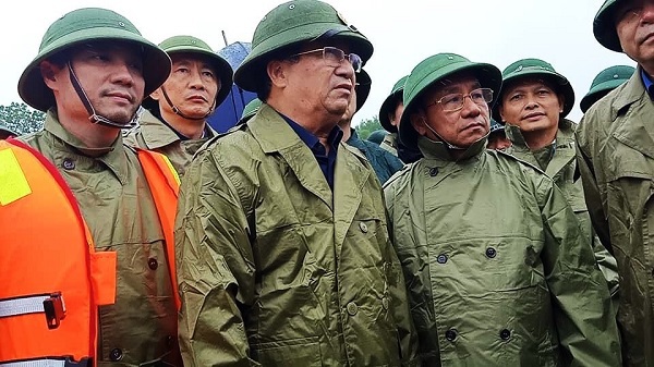 Phó Thủ tướng Trịnh Đình Dũng kiểm tra công tác ứng cứu mưa lũ tại Hà Tĩnh - Ảnh 1
