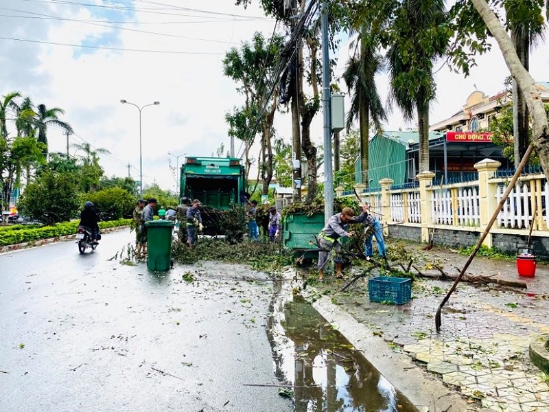 Quảng Ngãi khẩn trương dọn dẹp vệ sinh sau bão - Ảnh 1