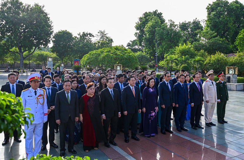 Dâng hương tưởng niệm các vị liệt tổ, liệt tông, Chủ tịch Hồ Chí Minh và các Anh hùng liệt sỹ - Ảnh 5