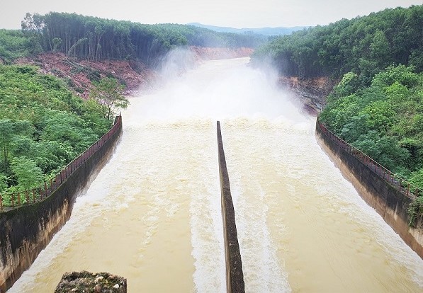 Nghệ An - Hà Tĩnh: Mưa lớn trên diện rộng, nhiều hồ chứa tiến hành xả lũ - Ảnh 1