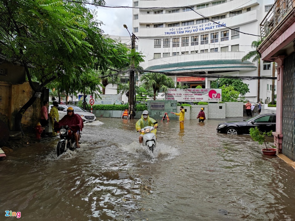 Sau trận mưa lớn, Hà Nội ngập sâu tại một số khu vực nội thành - Ảnh 25