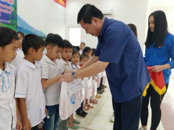 Hà Nội tặng 900 suất quà cho trẻ em 14 xã dân tộc thiểu số đón Tết Trung thu - Ảnh 2