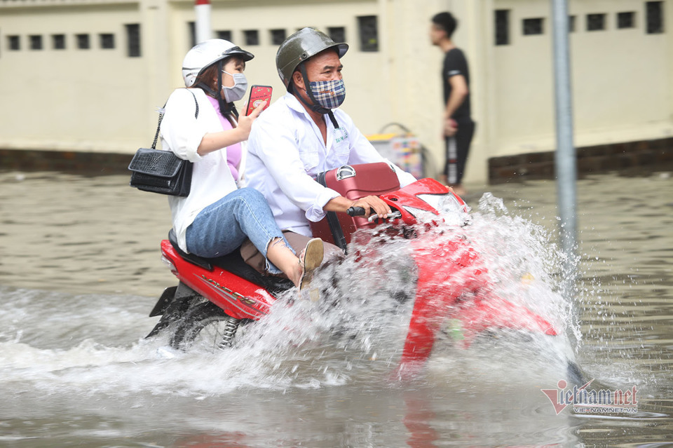 Sau trận mưa lớn, Hà Nội ngập sâu tại một số khu vực nội thành - Ảnh 28