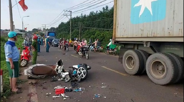 Tai nạn giao thông mới nhất hôm nay 24/8: Xe tải lật khi đổ đèo khiến 2 mẹ con tử vong - Ảnh 3