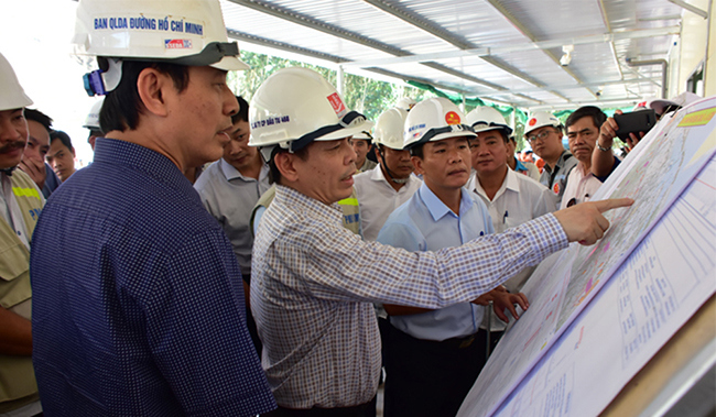 Bộ trưởng GTVT kiểm tra tiến độ dự án cao tốc Cam Lộ - La Sơn - Ảnh 1