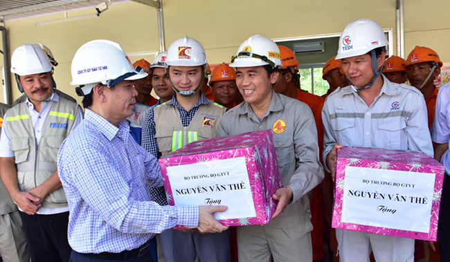 Bộ trưởng GTVT kiểm tra tiến độ dự án cao tốc Cam Lộ - La Sơn - Ảnh 2