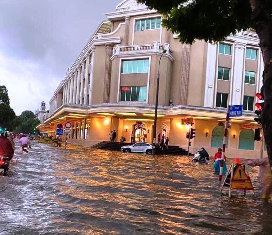 Hà Nội: Mưa lớn khiến nhiều tuyến đường rơi vào tình trạng ngập úng - Ảnh 1