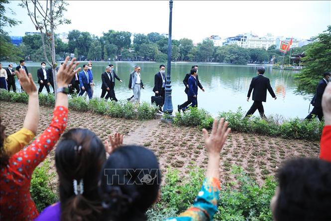 Thủ tướng Nhật Bản Suga Yoshihide đi dạo hồ Hoàn Kiếm - Ảnh 1