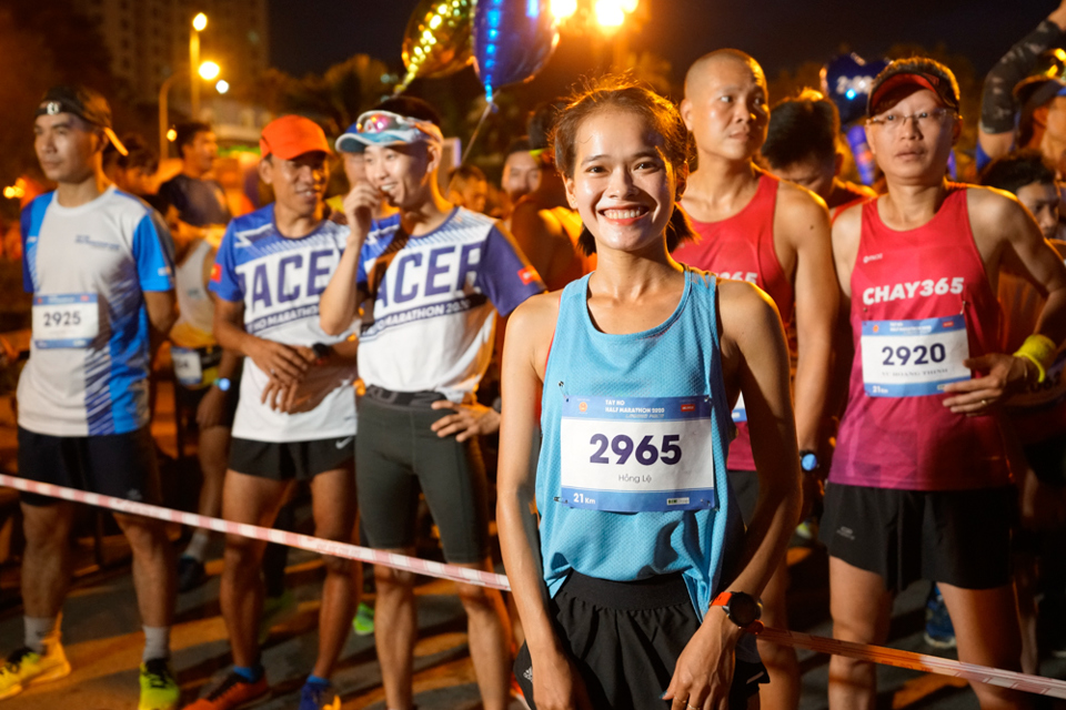 Nhà vô địch SEA Games 30 phô diễn sức mạnh tại giải Tay Ho Half Marathon - Ảnh 5