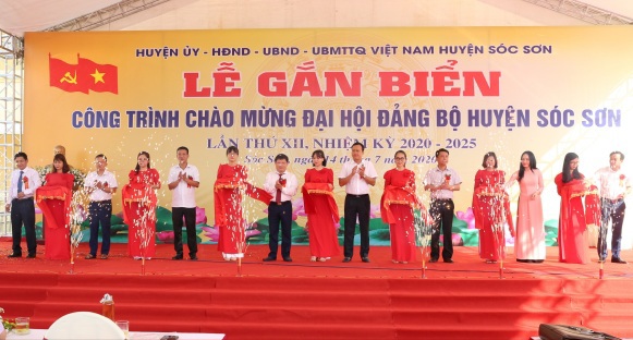 Huyện Sóc Sơn: Gắn biển công trình chào mừng Đại hội Đảng bộ huyện lần thứ XII - Ảnh 1
