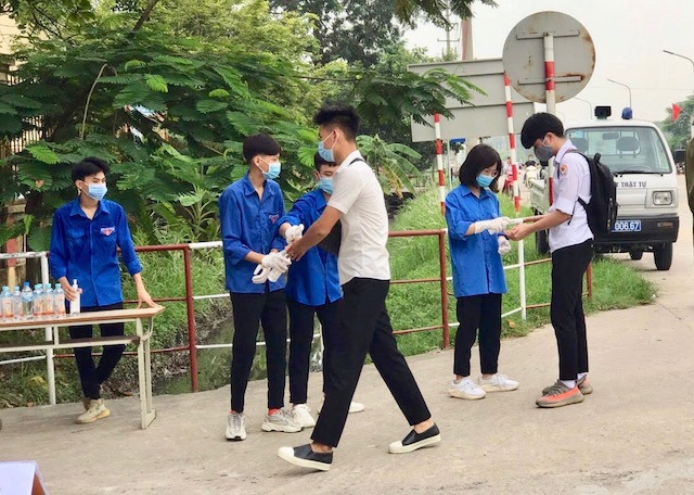 Huyện Sóc Sơn: Giám sát phòng dịch nghiêm ngặt trong ngày thi tốt nghiệp THPT thứ 2 - Ảnh 1