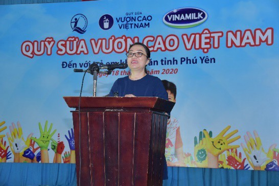 Quỹ sữa vươn cao Việt Nam và Vinamilk trao tặng 83.400 ly sữa cho trẻ em khó khăn - Ảnh 2
