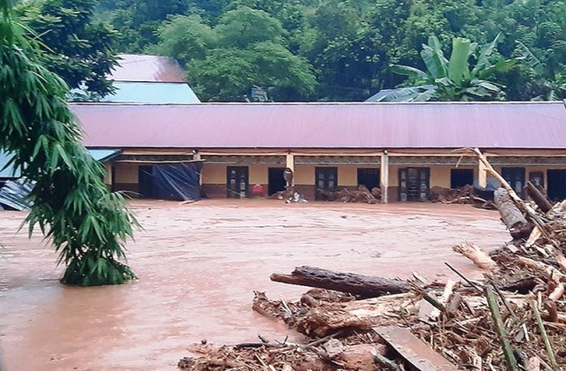 Điện Biên: 128 hộ dân bị chia cắt do mưa lũ cuốn trôi ngầm tràn - Ảnh 1