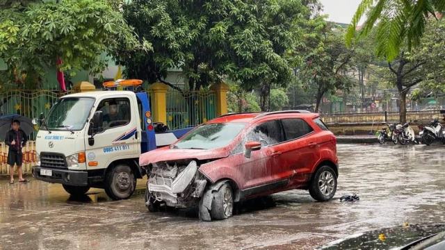 Tai nạn giao thông mới nhất hôm nay ngày 14/10: Xe ô tô nghi mất lái lao vào cổng trường mầm non Trung Hòa - Ảnh 4