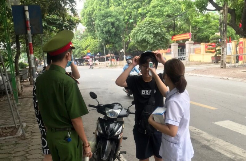 Quận Thanh Xuân: Xử phạt nhiều trường hợp không đeo khẩu trang - Ảnh 1