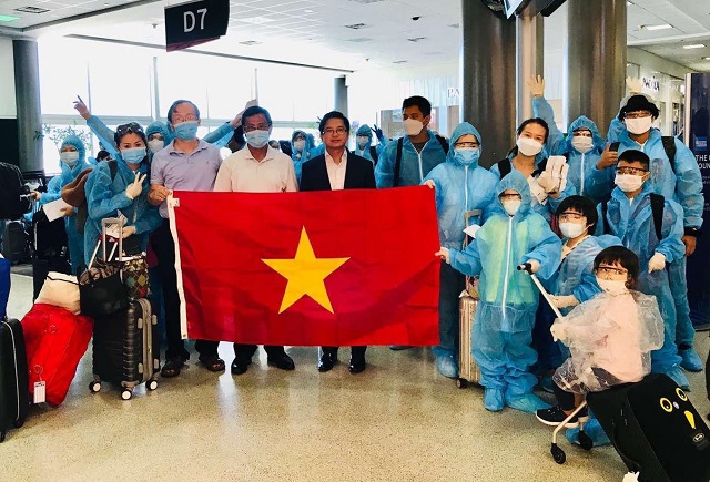 Đưa gần 350 công dân Việt Nam từ Hoa Kỳ về nước - Ảnh 1