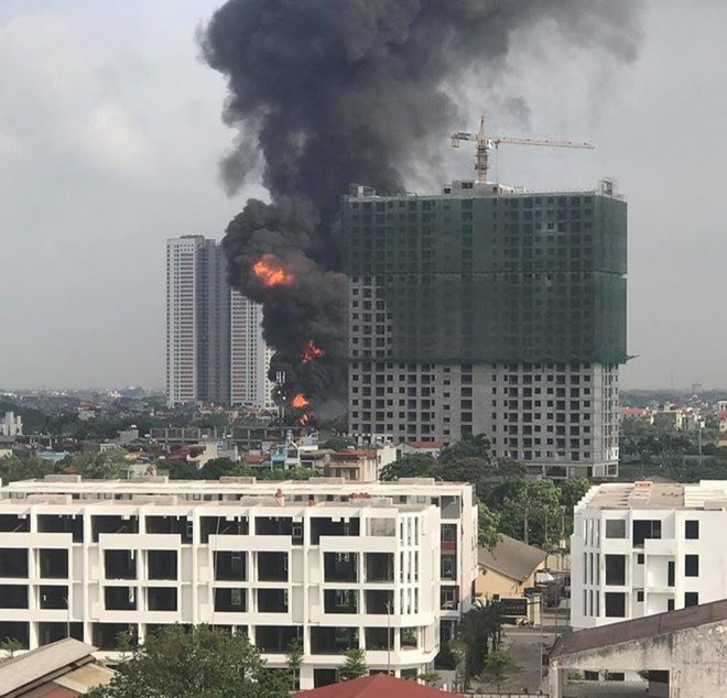 Hà Nội: Cháy dữ dội khu nhà kho cảng Đức Giang, quận Long Biên - Ảnh 4