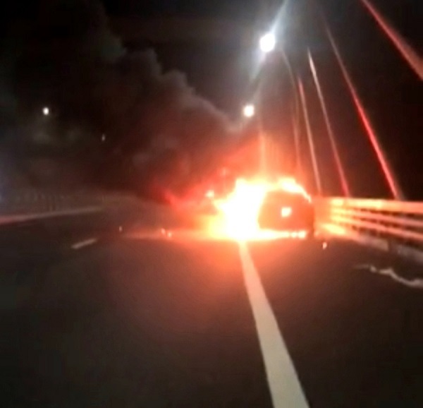 Xe Mercedes phát nổ rồi bất ngờ bốc cháy trên cầu Bạch Đằng - Ảnh 1