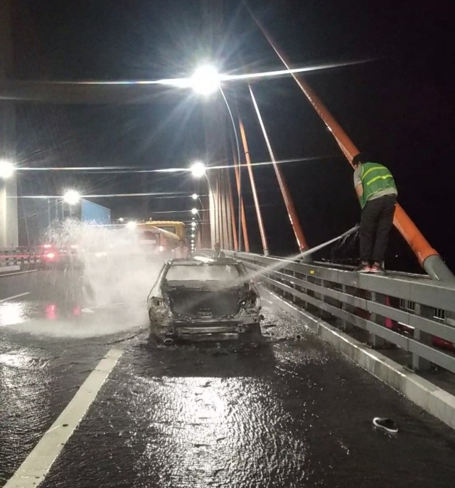 Xe Mercedes phát nổ rồi bất ngờ bốc cháy trên cầu Bạch Đằng - Ảnh 2