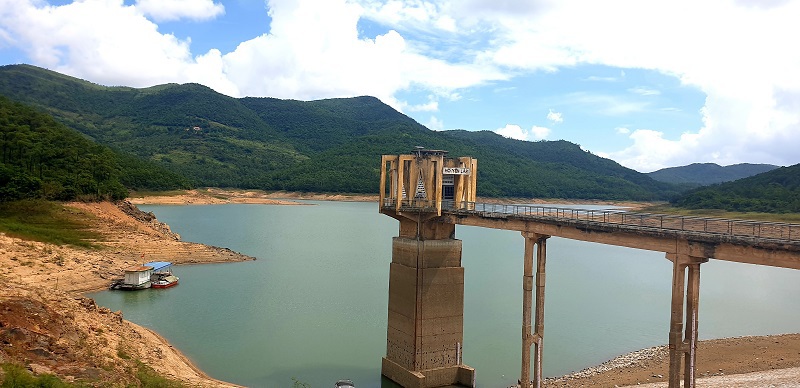 Quảng Ninh: Nắng nóng kéo dài khiến mực nước hồ Yên Lập thấp kỷ lục - Ảnh 1