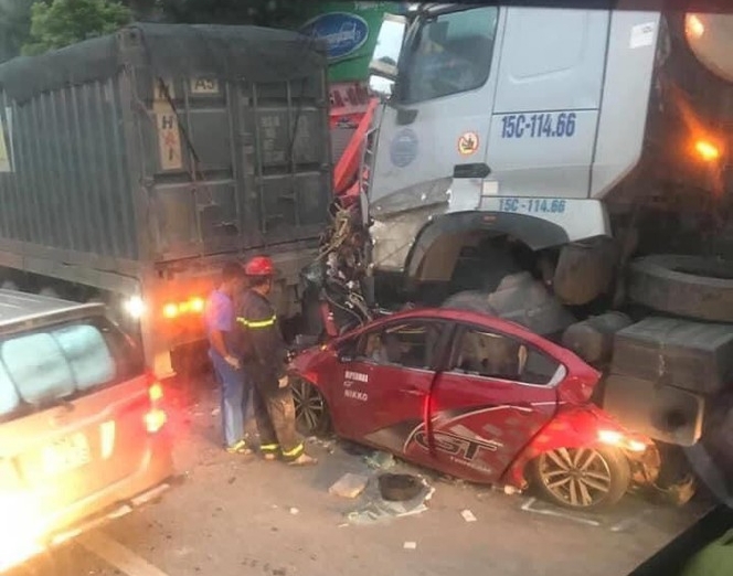 Hà Nội: Ô tô con bị xe container đè lên nóc, 3 người tử vong tại chỗ - Ảnh 1