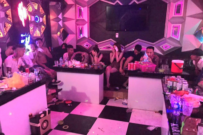 Hà Nội: Bắt quả tang 31 đối tượng đang "bay lắc" trong quán karaoke ở Thạch Thất - Ảnh 1