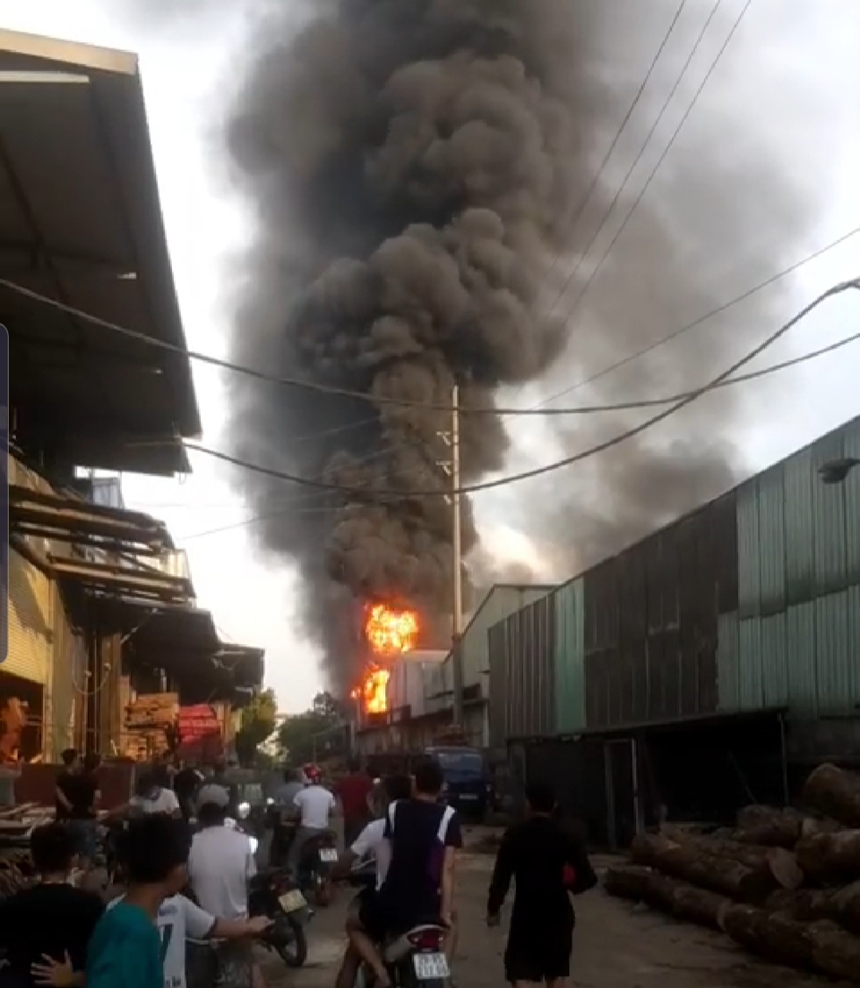 Hà Nội: Cháy lớn tại xưởng gỗ rộng hơn 2.000m2 ở huyện Thạch Thất - Ảnh 2