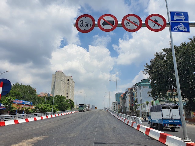 Hoàn thiện cầu vượt nút giao Nguyễn Văn Huyên - Hoàng Quốc Việt - Ảnh 10