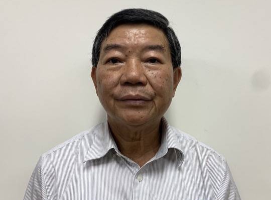 Bắt tạm giam nguyên Giám đốc Bệnh viện Bạch Mai Nguyễn Quốc Anh - Ảnh 1