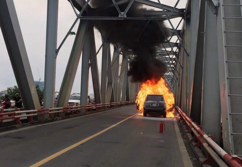 Hà Nội: Ô tô Range Rover bốc cháy dữ dội trên cầu Chương Dương - Ảnh 2