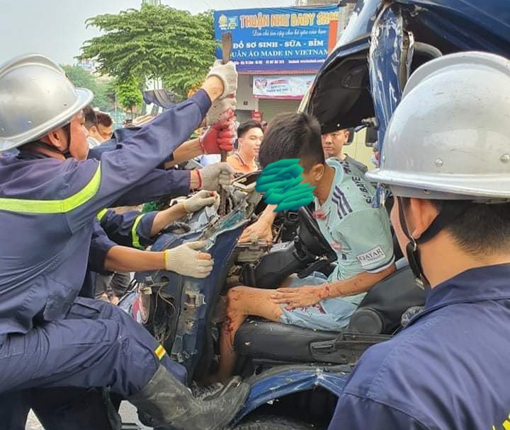 Hà Nội: Cảnh sát cưa ca bin cứu nam tài xế mắc kẹt sau tai nạn - Ảnh 1