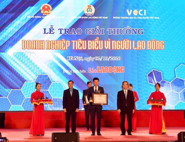 Vietcombank vinh dự được Thủ tướng Chính phủ tặng Bằng khen “Doanh nghiệp tiêu biểu vì người lao động” - Ảnh 1