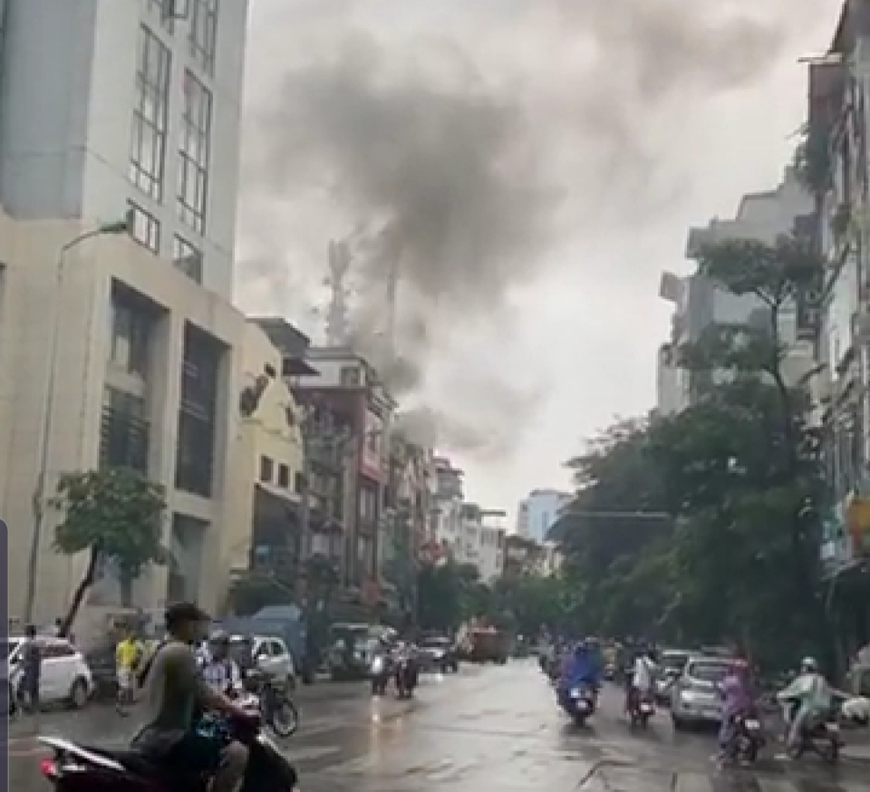Hà Nội: Cháy lớn ở nhà hàng hải sản trên phố Giang Văn Minh - Ảnh 1