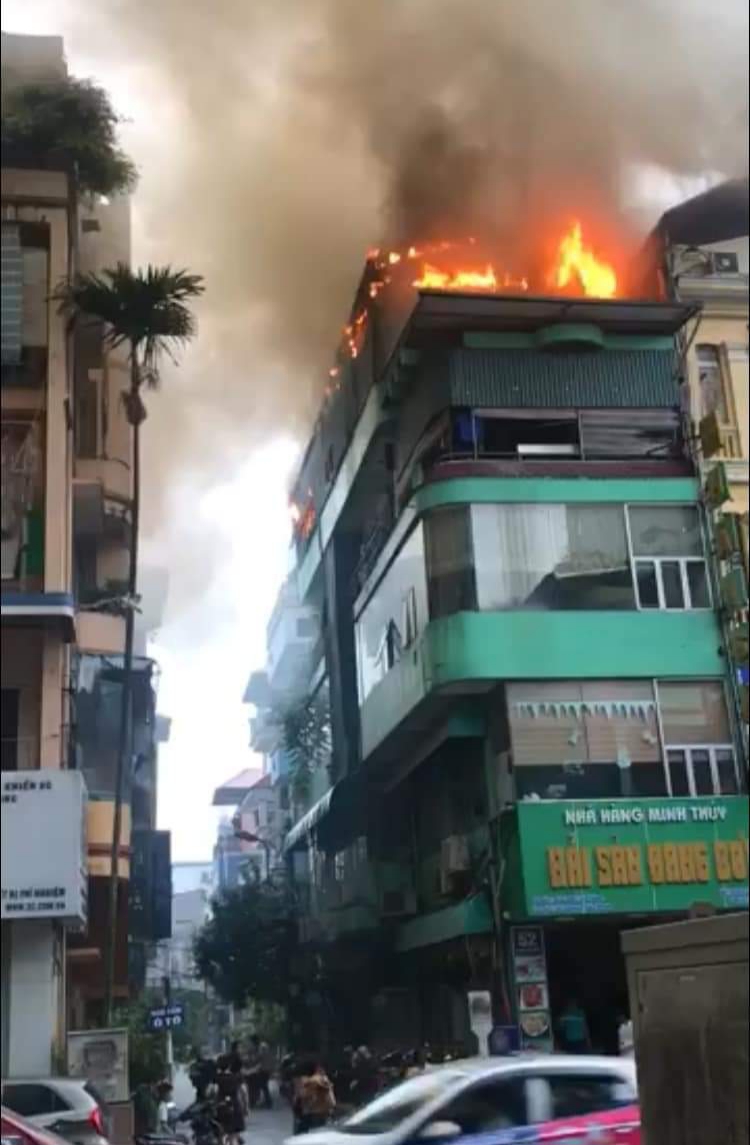 Hà Nội: Cháy lớn ở nhà hàng hải sản trên phố Giang Văn Minh - Ảnh 2