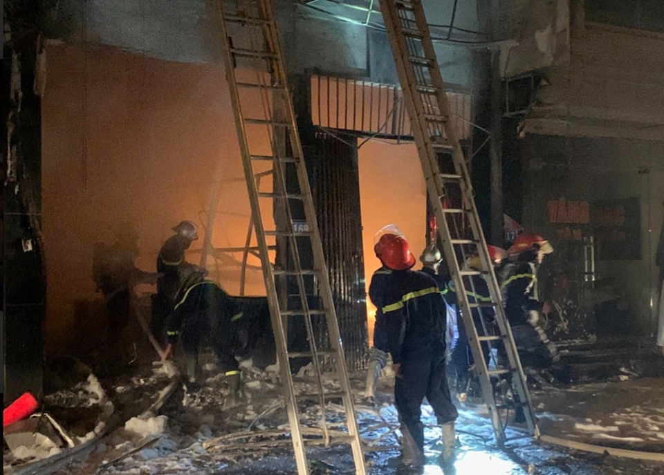 Hà Nội: Cháy lớn tại cửa hàng kinh doanh gas ở Đan Phượng, cảnh sát cứu thoát 5 người mắc kẹt - Ảnh 3