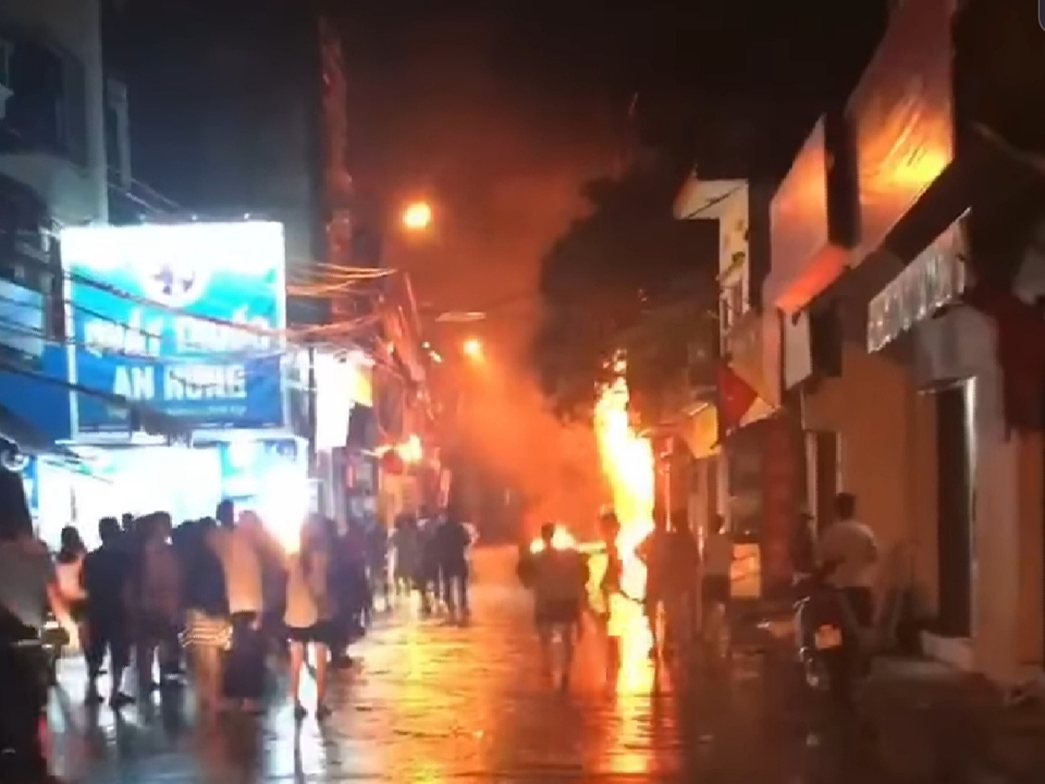 Hà Nội: Cháy lớn tại cửa hàng kinh doanh gas ở Đan Phượng, cảnh sát cứu thoát 5 người mắc kẹt - Ảnh 1