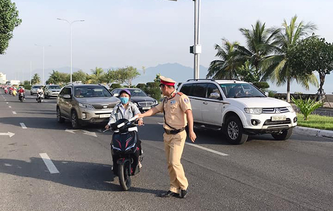 Cảnh sát giao thông Đà Nẵng đồng loạt ra quân xử lý vi phạm giao thông - Ảnh 2