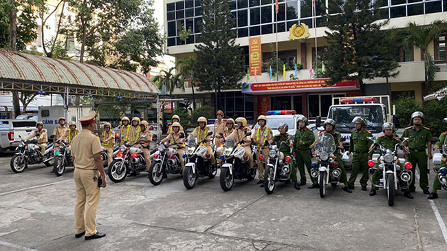 Cảnh sát giao thông Đà Nẵng đồng loạt ra quân xử lý vi phạm giao thông - Ảnh 1