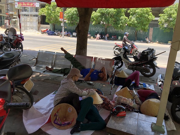 Nghệ An - Hà Tĩnh: Muôn kiểu mưu sinh trong nắng nóng - Ảnh 1